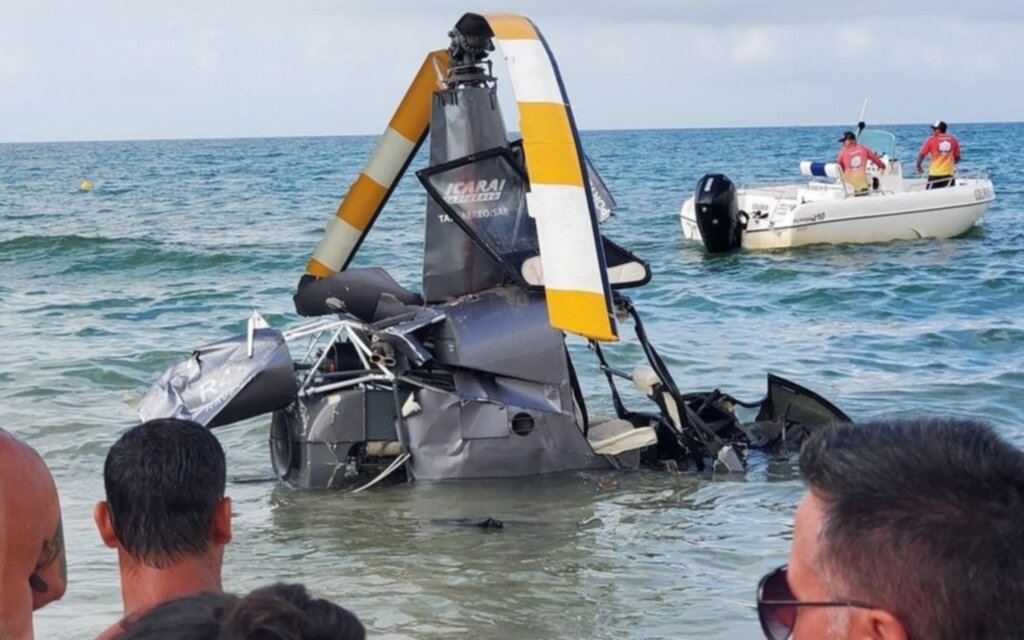 Milagro en una playa de Brasil: un helicóptero se estrelló en el mar y no hubo víctimas fatales