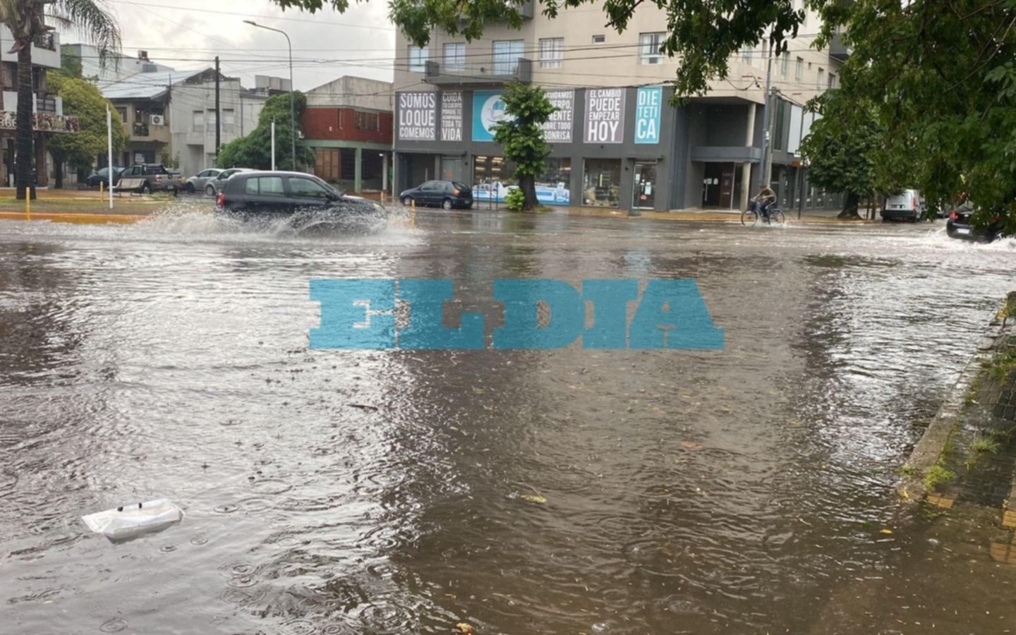 La tormenta pegó fuerte en la Región: calles inundadas, cloacas anegadas y enorme preocupación