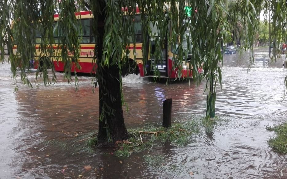 La lluvia de ayer produjo varias complicaciones en el Distrito