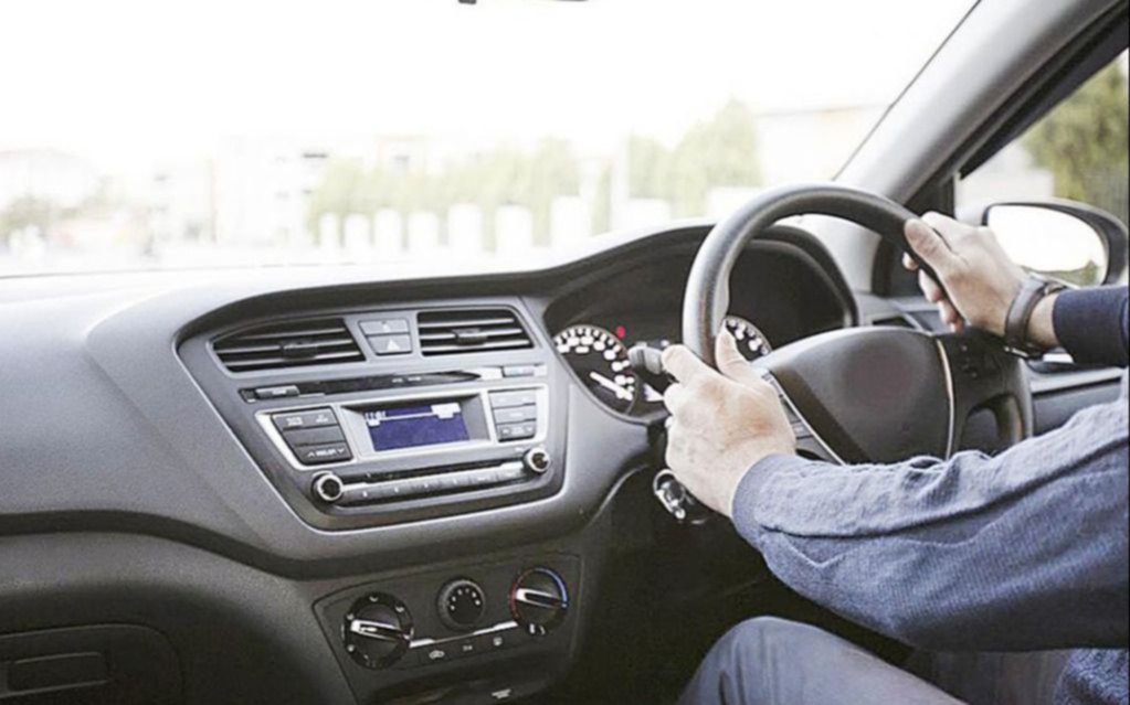 Con mano cruzada: la manera de abrir la puerta de los autos en Reino Unido y no ser multados