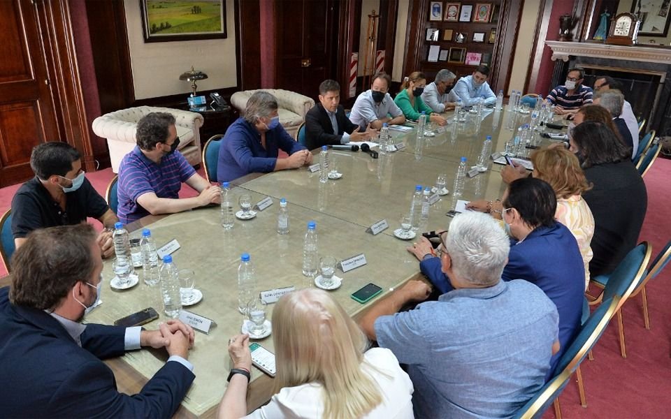 Paritarias: la Provincia comienza a discutir con estatales y docentes el aumento de este año