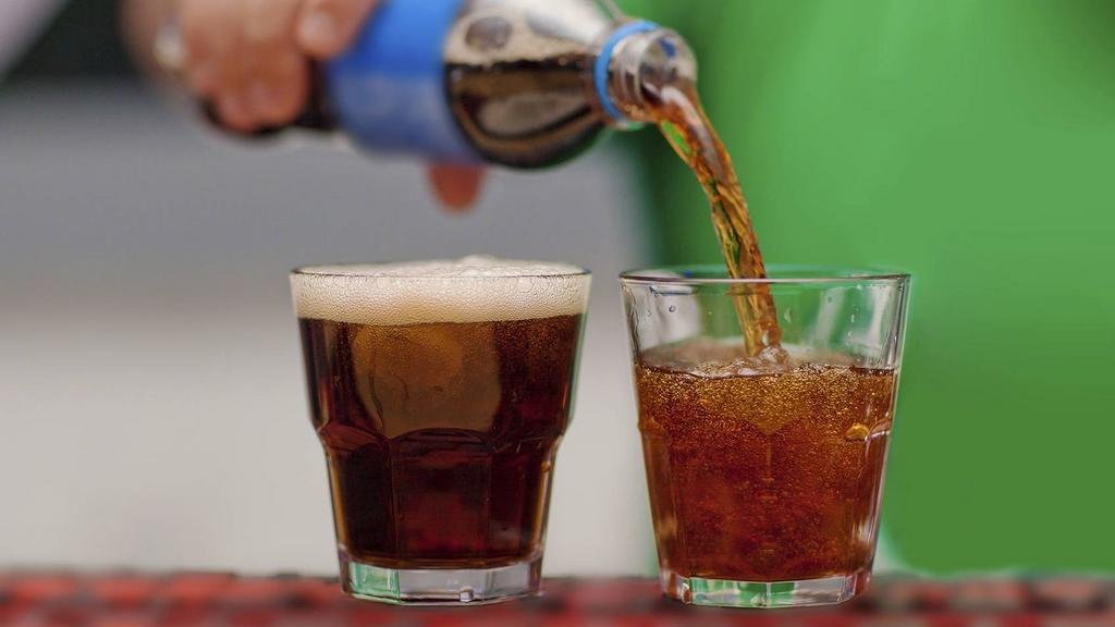 Alertan sobre el consumo de bebidas azucaradas y piden tomar agua saborizada