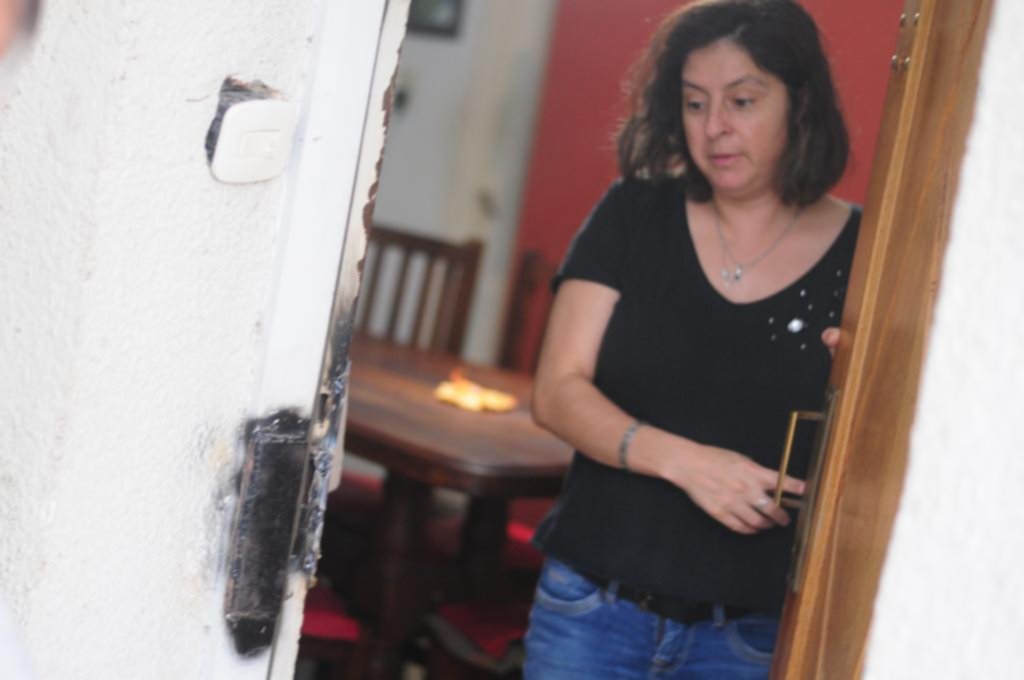 Entró con un hacha y amenazó a un adolescente