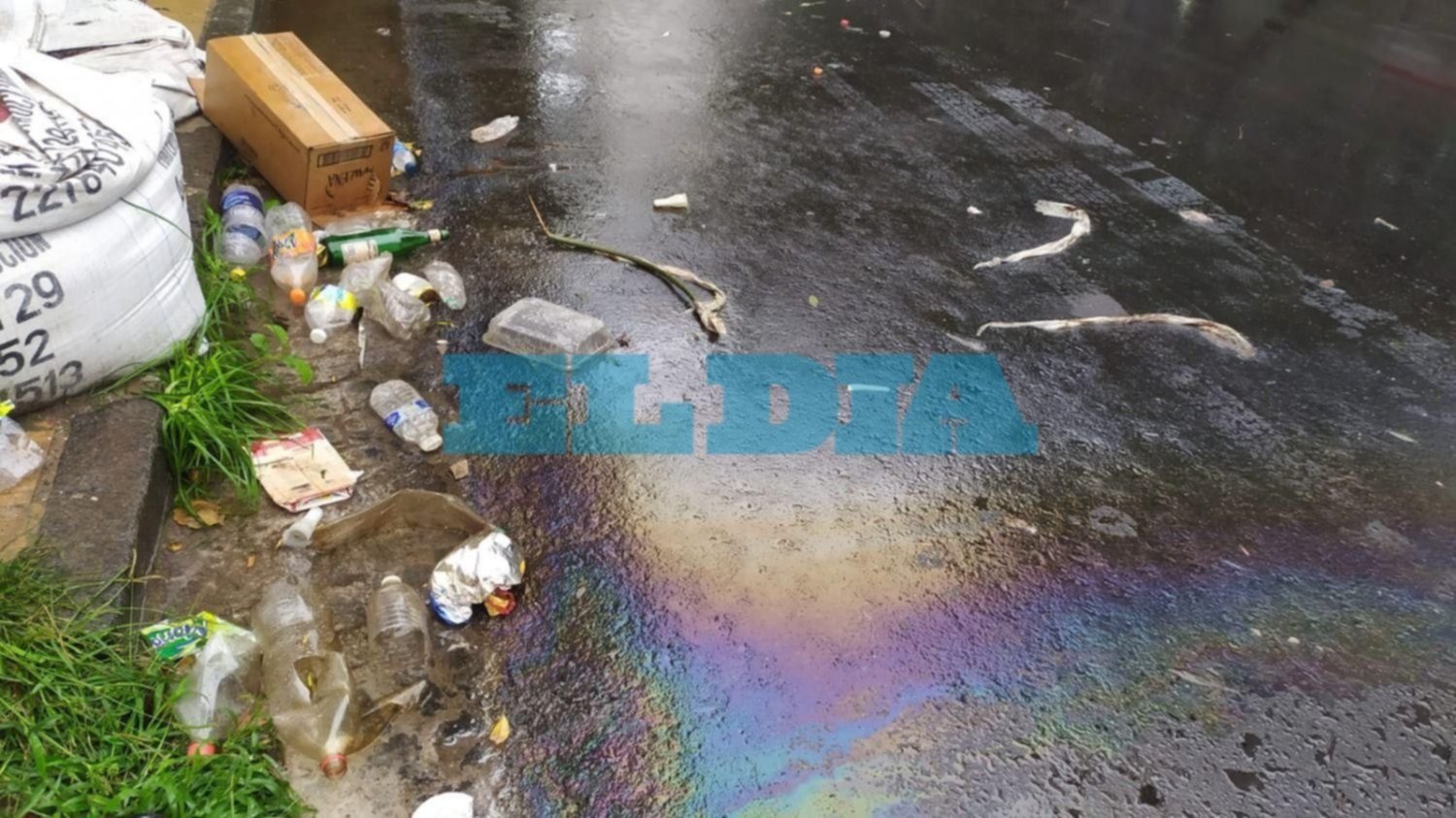 Estacionamiento descontrolado y basura por todos lados, postales que dejan los partidos en UNO