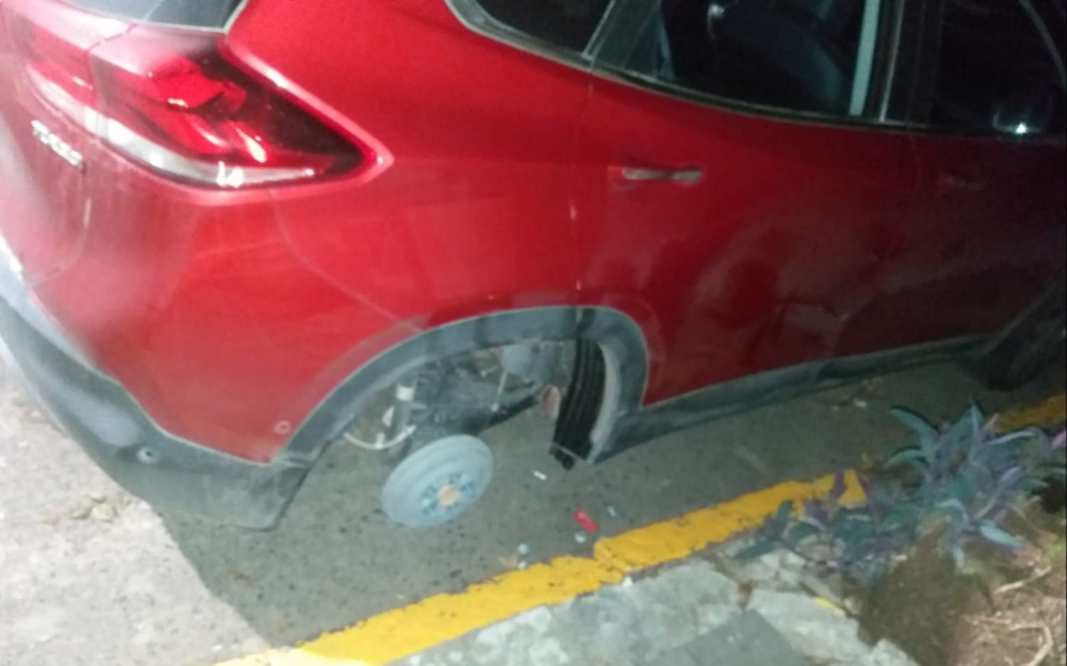 Un freno a los robaruedas: lo atraparon sacando un neumático en 61 entre 4 y 5