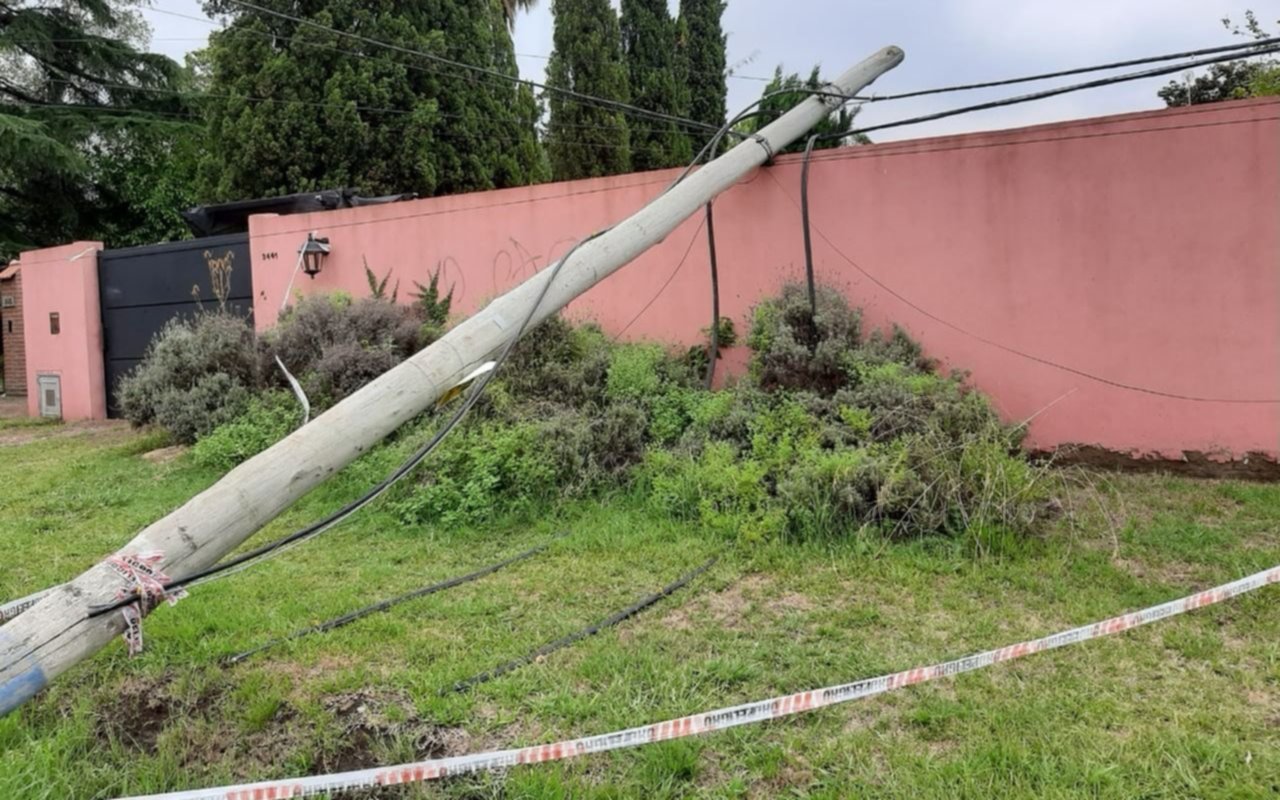 El temporal tumbó un poste en Villa Elisa y quedó apoyado sobre el paredón de una vivienda