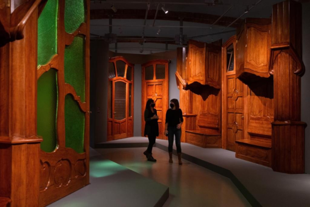 Gaudí deja el traje de genio “aislado e incomprendido”
