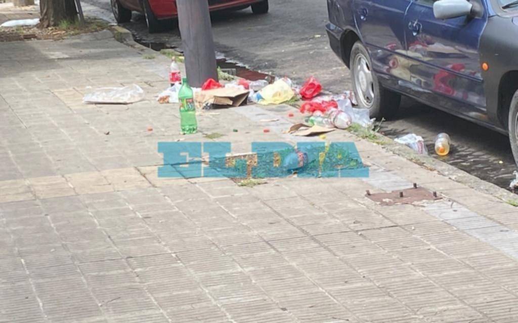 Otra vez amanecieron con la vía pública repleta de basura tras nuevo amistoso en UNO