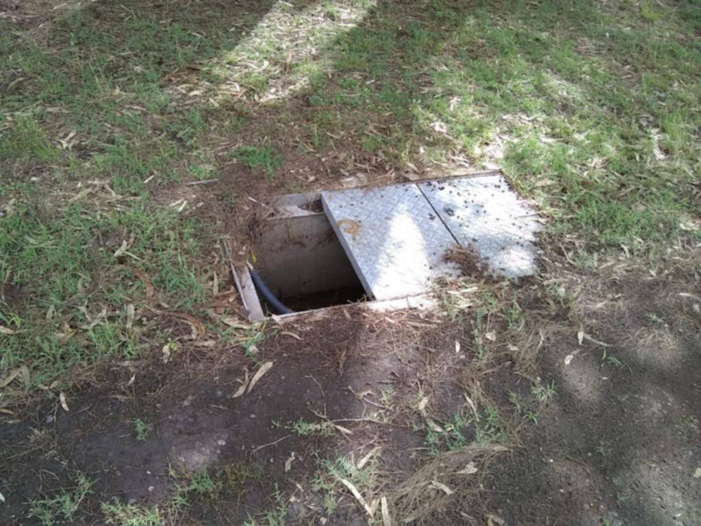 Peligro en 155 y 43 por la falta de una tapa metálica