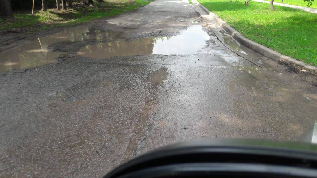 Un profundo bache causa problemas en 59 y 153
