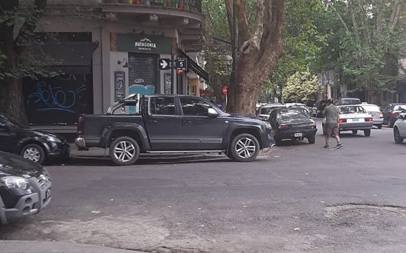 Estacioná dónde quieras: las esquinas céntricas suelen ser tentadoras