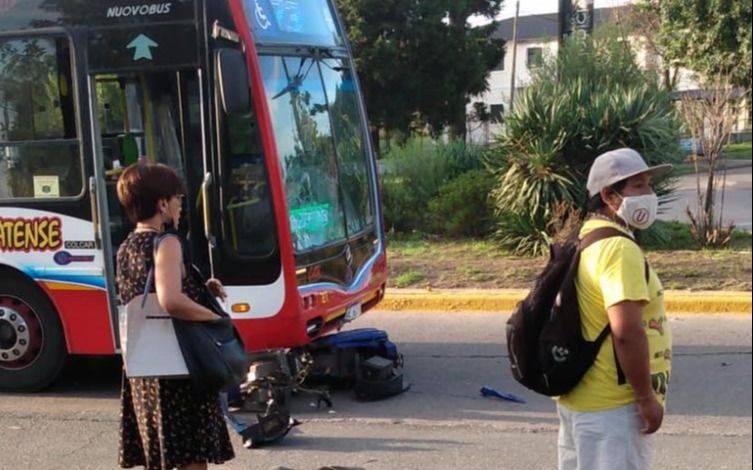 Un motociclista resultó herido tras un violento choque con un micro en Camino Belgrano