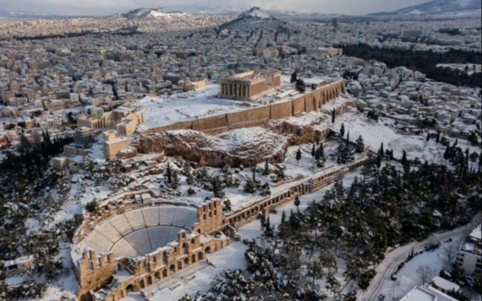 Las fuertes nevadas en Estambul y Atenas dejan impactantes imágenes