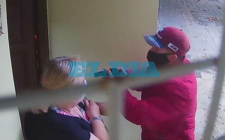 Terror en La Plata: volvía de vacunarse contra el Covid y motochorro la encañonó en la puerta de su casa