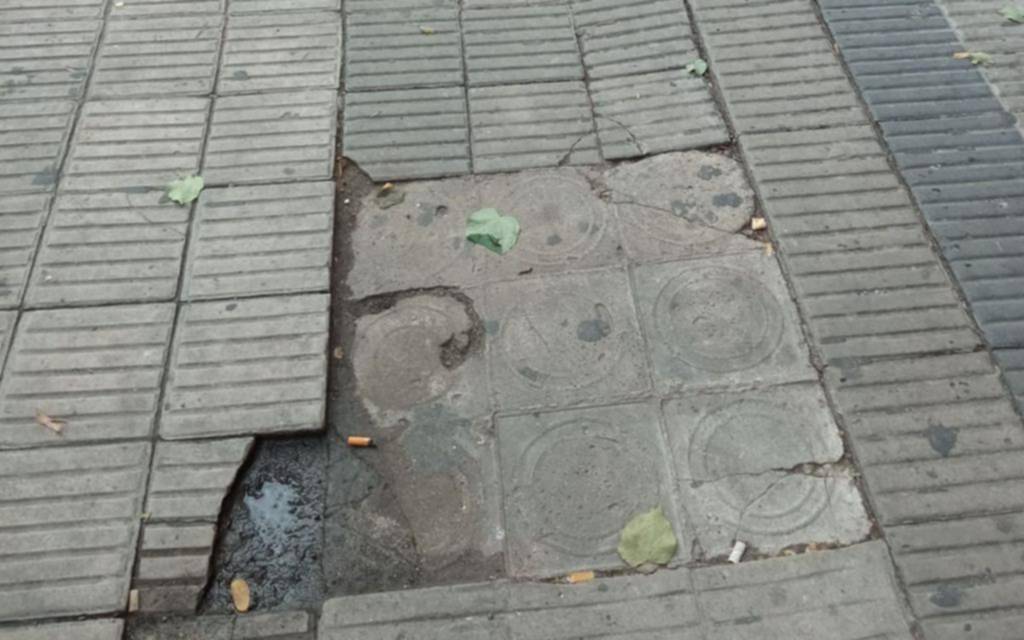 Una vereda con faltante de baldosas que genera riesgos