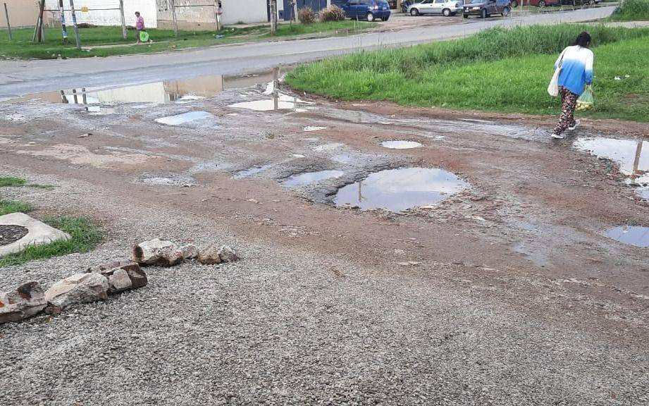 Quejas por calles en mal estado en Los Hornos