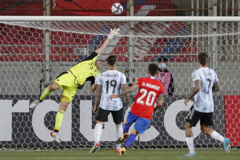 Hinchas chilenos silbaron el Himno Nacional y hubo insultos al Dibu Martínez