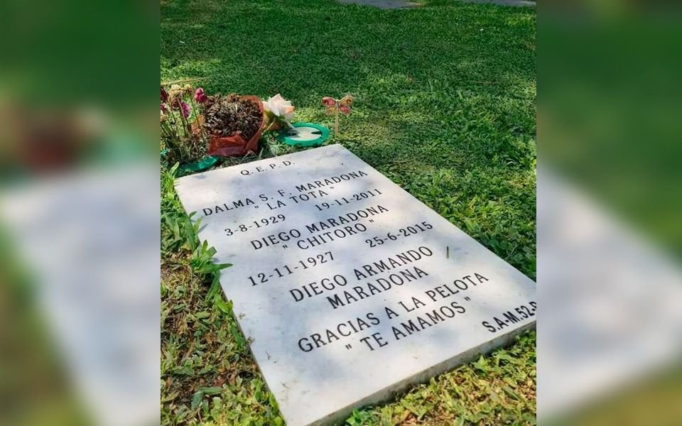 "Tres ramitos de flores secas": una foto de la tumba de Diego Maradona desató la polémica