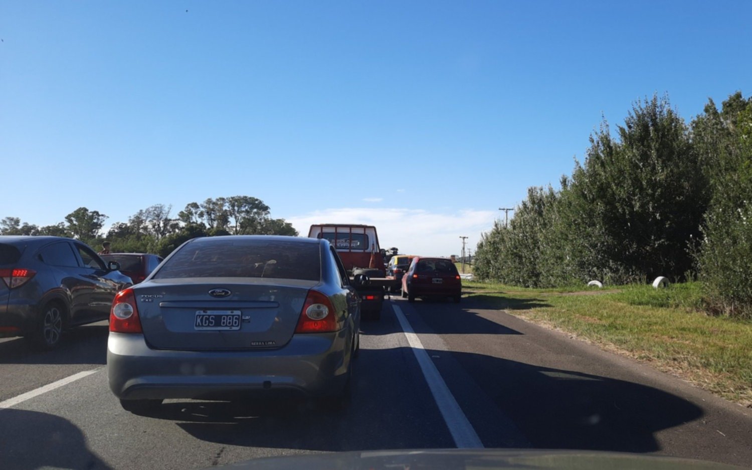Recambio turístico: "tránsito intenso" en la Ruta 2 tras corte total por accidente