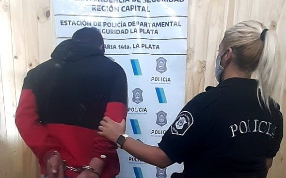 Amenazó a mujer con una faca e intentó "manotearle" la escopeta a policía
