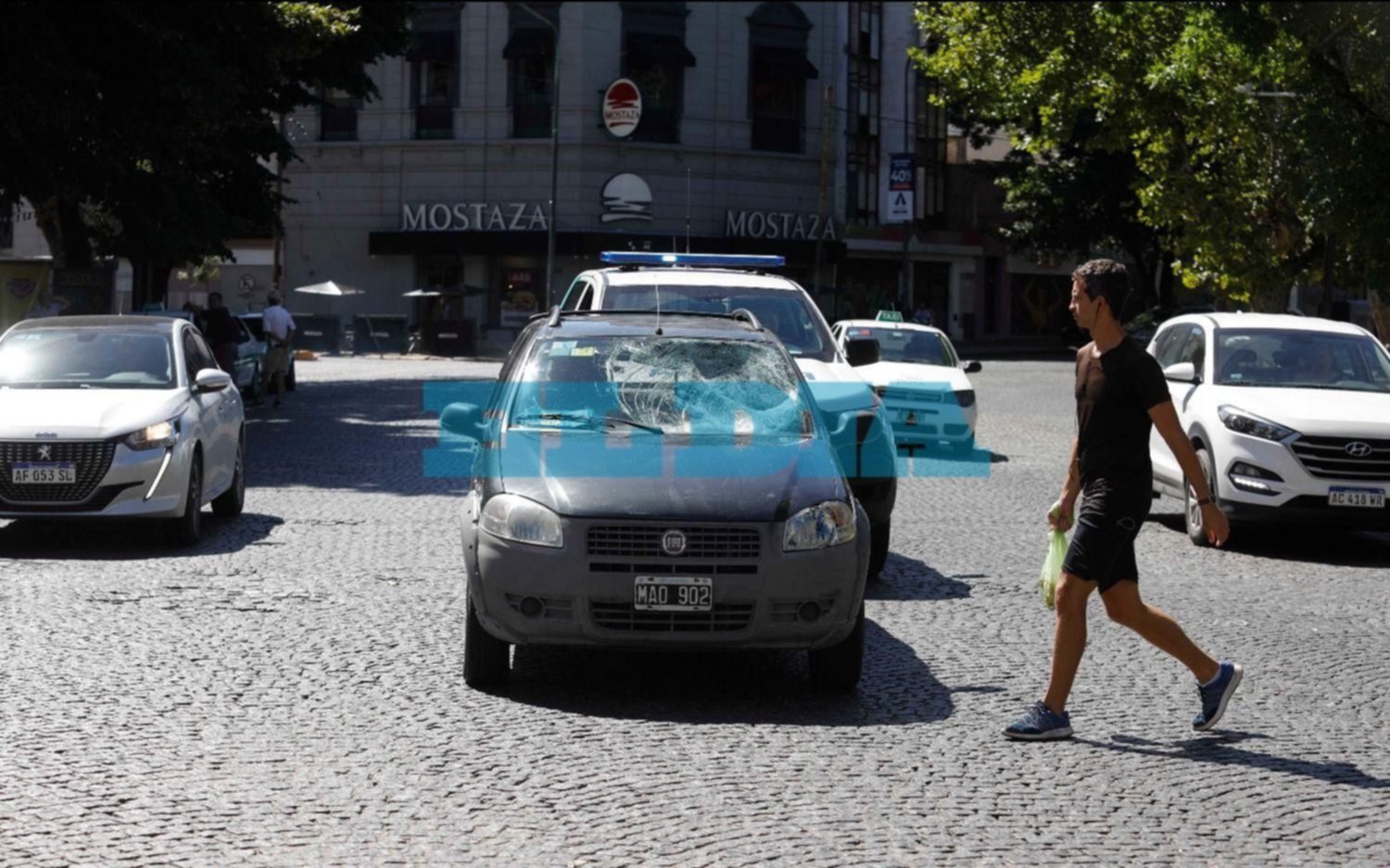 Una camioneta embistió a una persona en pleno Centro