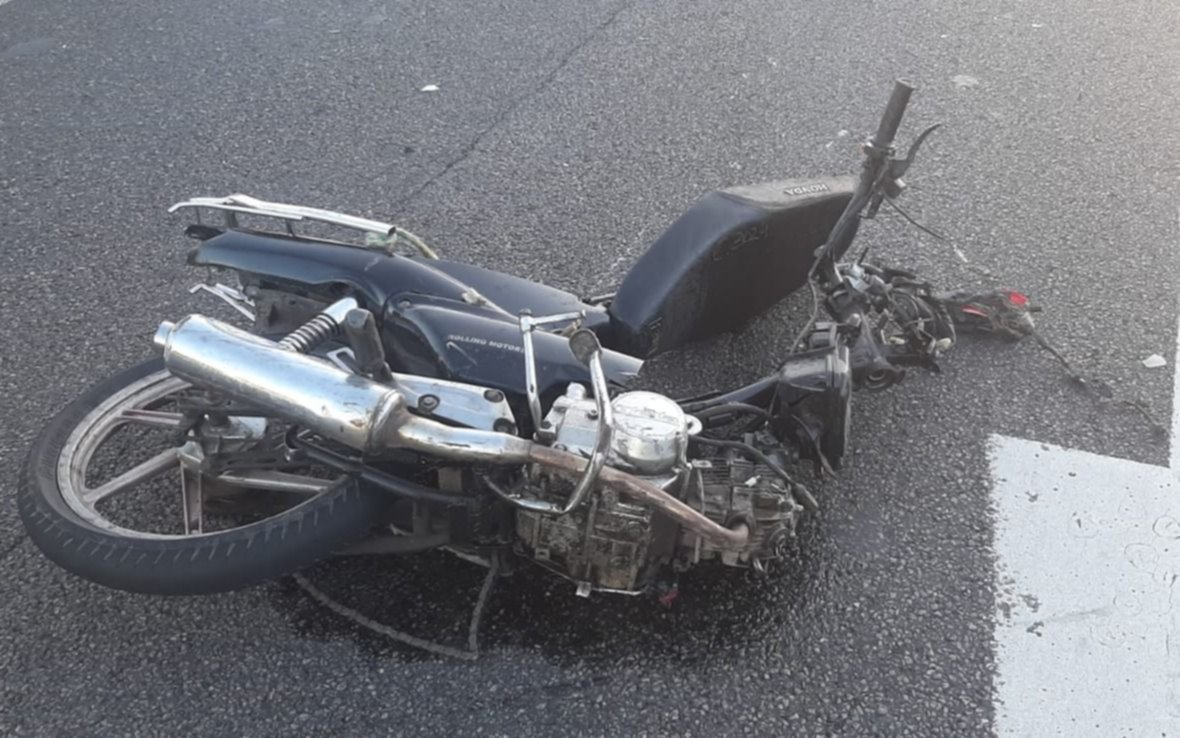 Motochorros escapaban de contramano por el Acceso Oeste y chocaron: uno murió y otro está grave