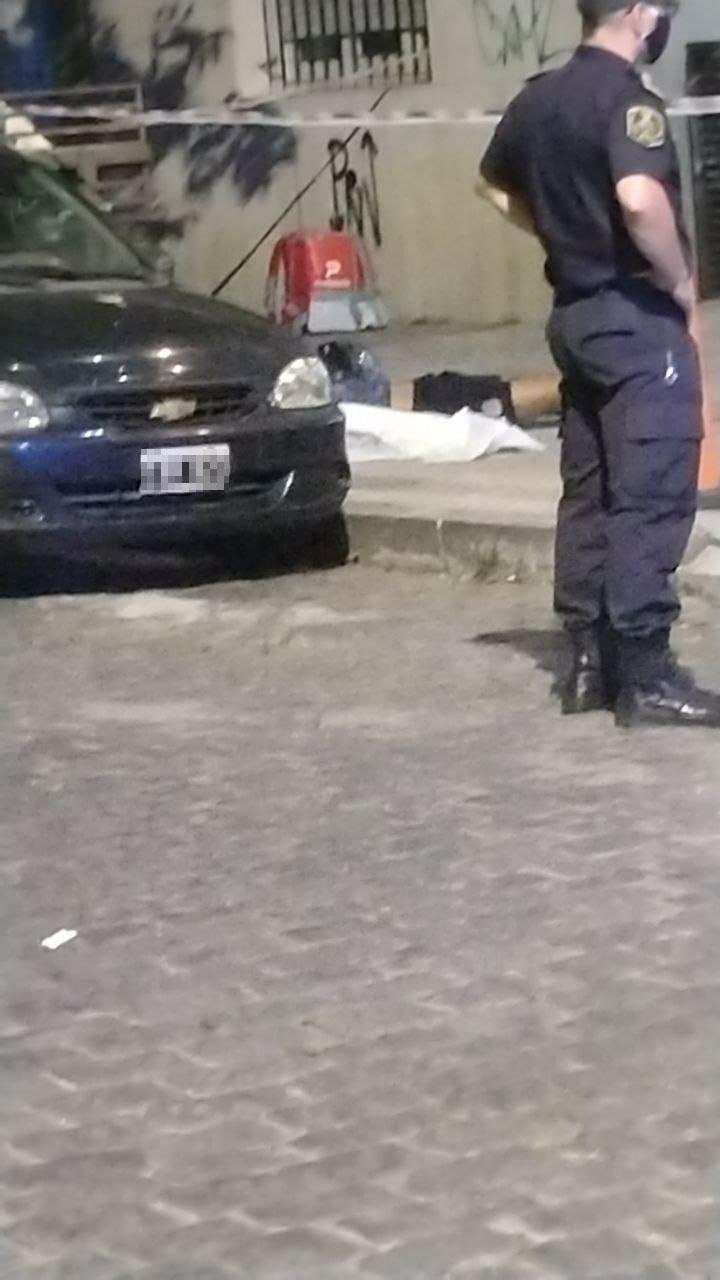 Un policía que trabaja como repartidor mató a un ladrón en un asalto