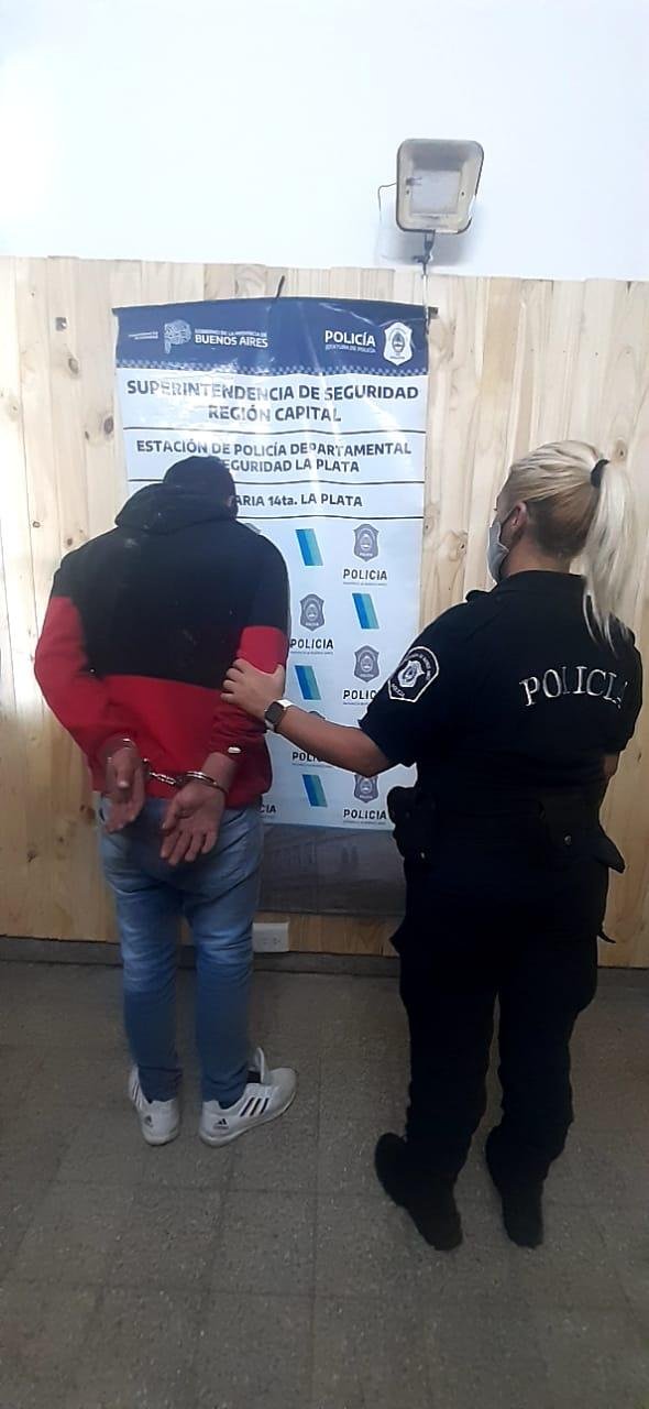 En Romero, violento atacó a su mujer con un cuchillo y también a la Policía