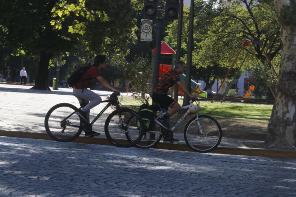 La bici sigue ganando la calle: para el paseo, como transporte o deporte