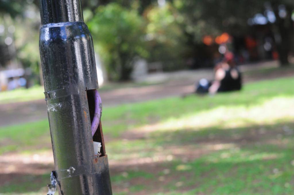 En las plazas y parques riesgos por cables a la vista en las luminarias