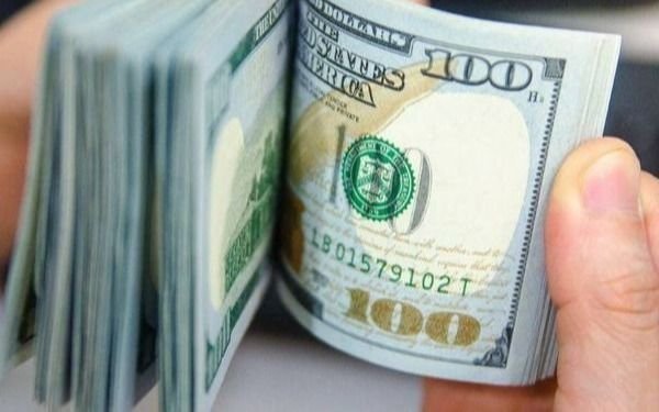 Siguen bajando el dólar blue y el riesgo país tras el anuncio del acuerdo con el FMI
