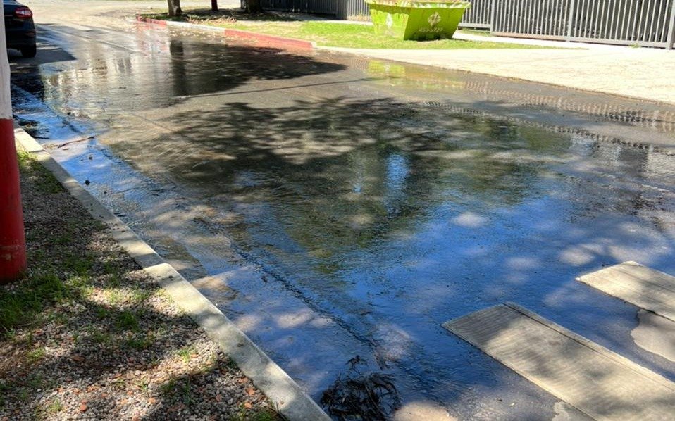 Tremenda inundación sobre calle 115, detrás del estadio Uno 
