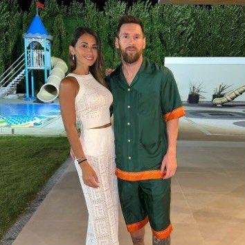 Siempre distinto: Leo Messi sorprendió con su look de Año Nuevo y la camisa se agotó