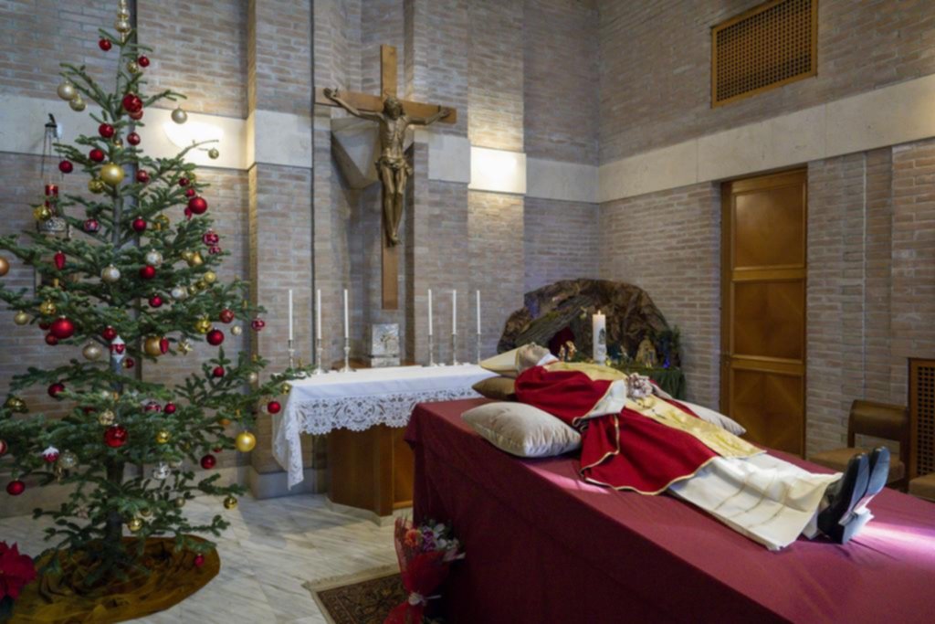 Un funeral histórico para el Papa que conmovió al mundo con su renuncia