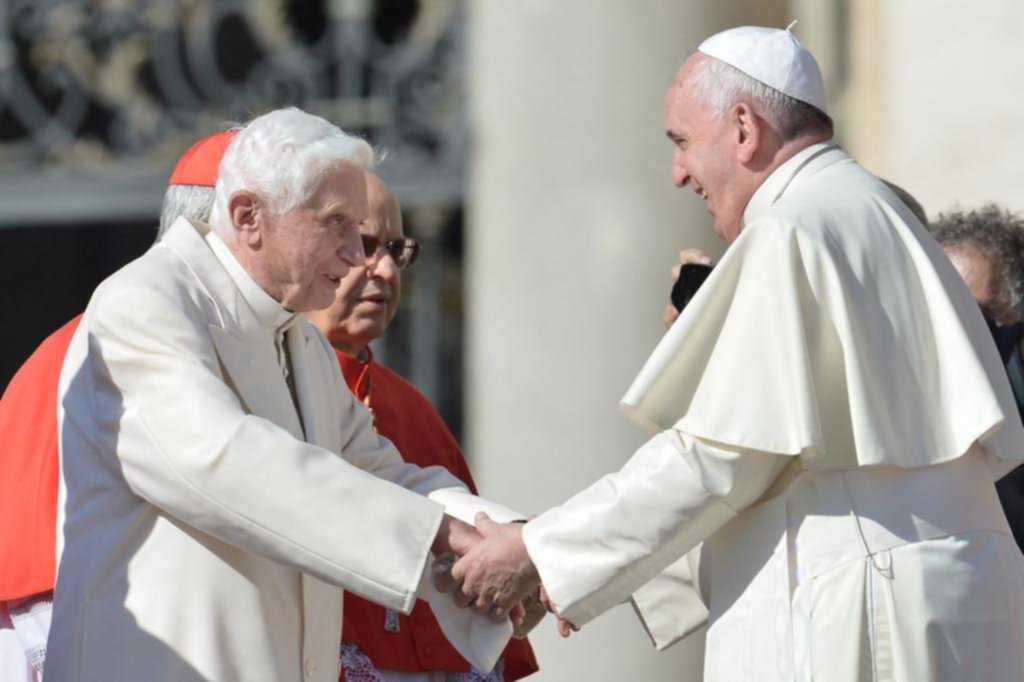 La difícil convivencia entre el emérito Benedicto XVI y su sucesor Francisco