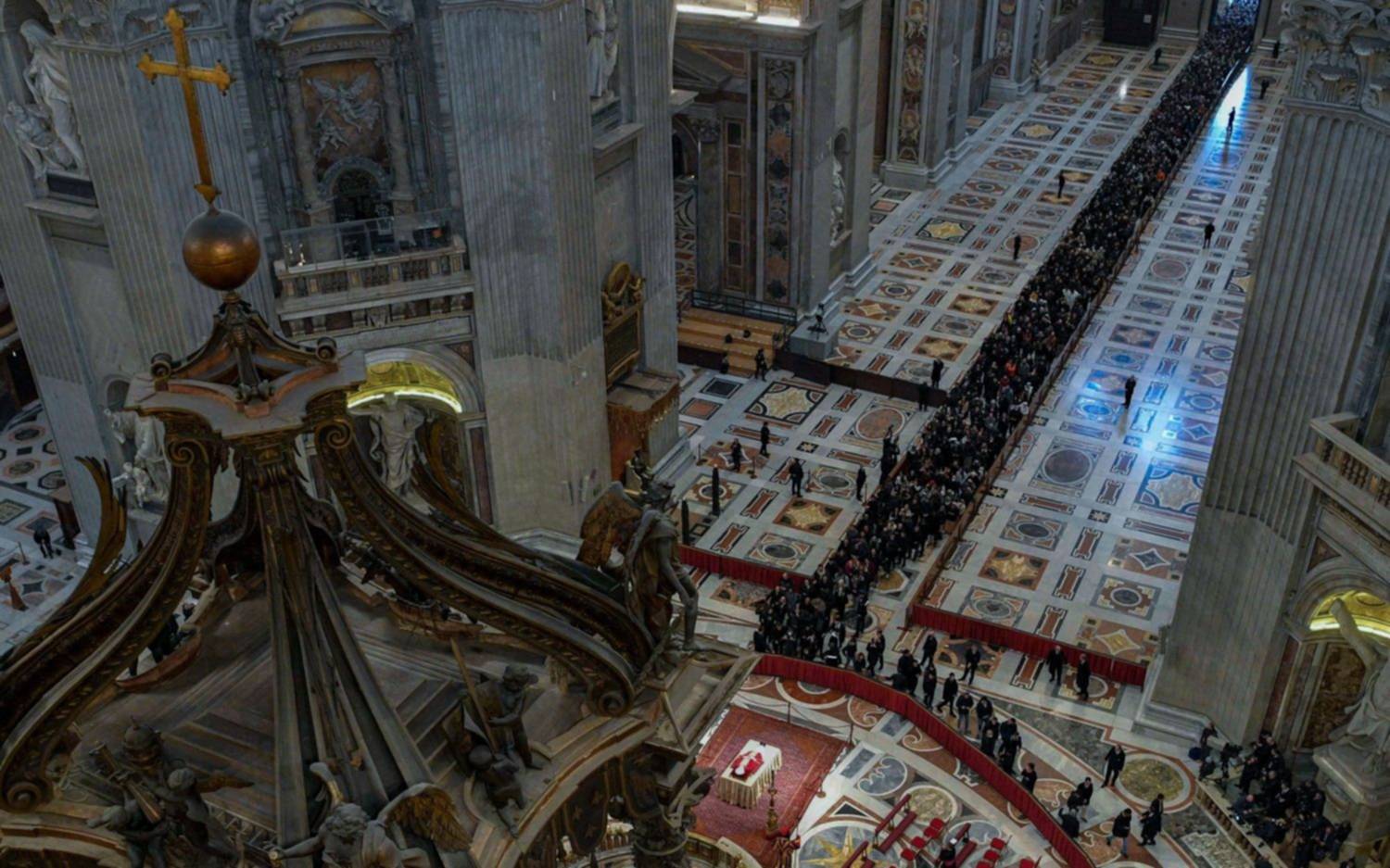 Multitudinario adiós al al papa emérito Benedicto XVI en la Basílica de San Pedro