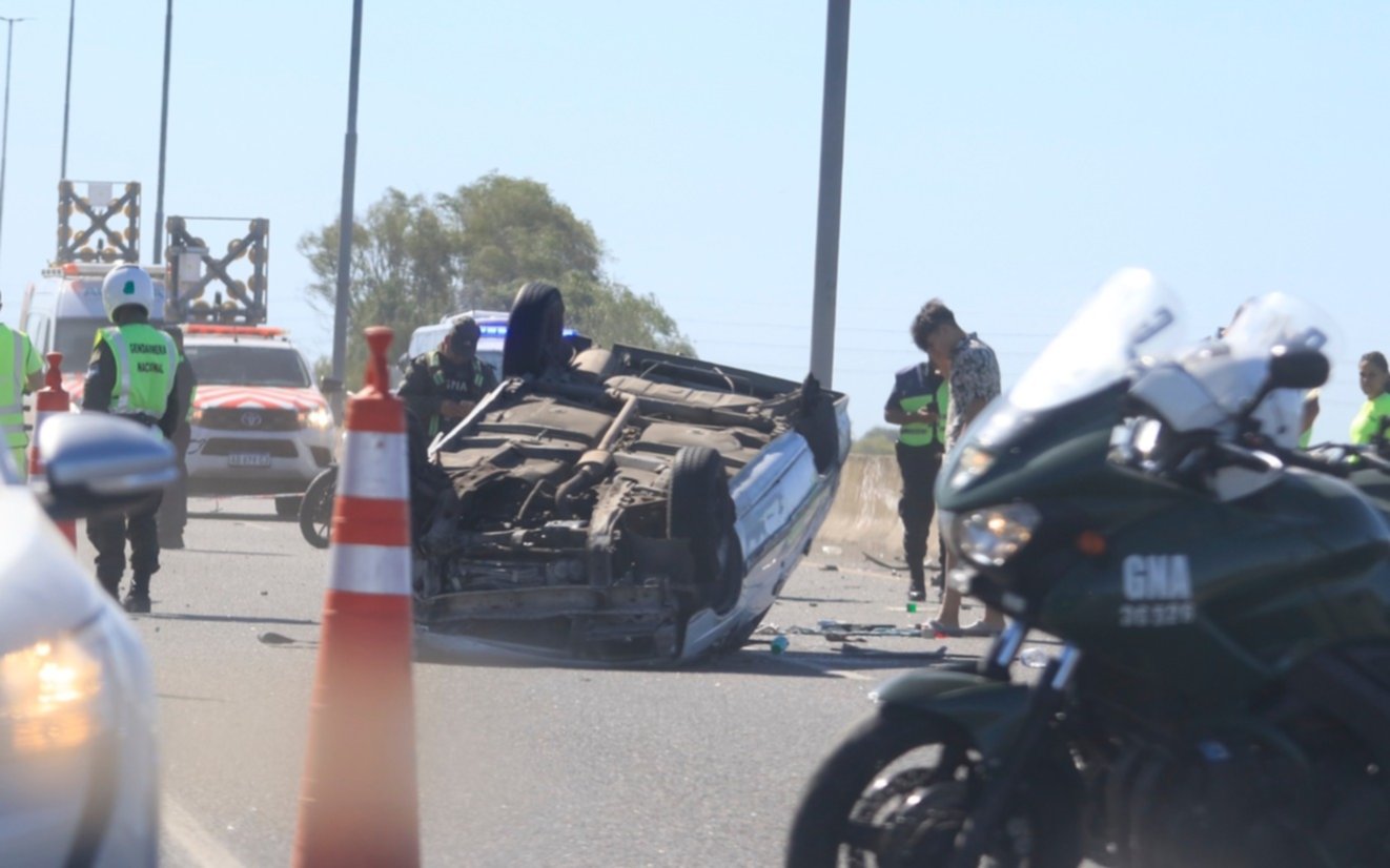 FOTOS. Vuelco en autopista mano para La Plata