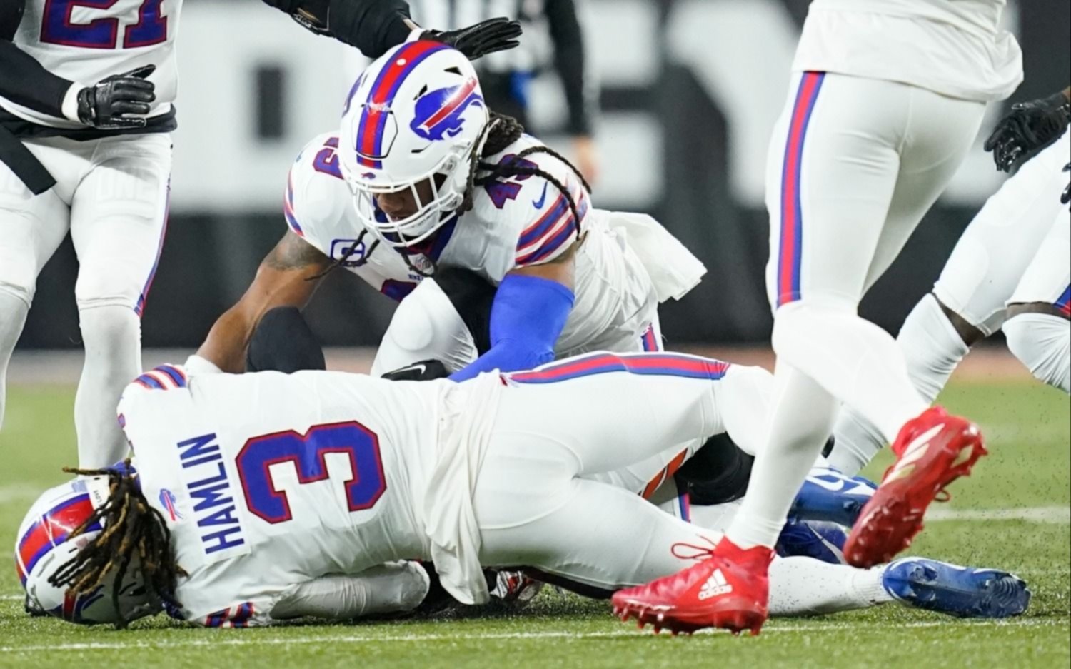 Desesperación en la NFL: jugador debió ser reanimado en pleno partido y está crítico