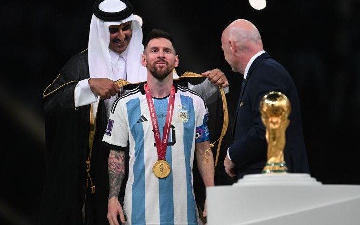 ¡Visita mundial! El emir que coronó a Messi en Qatar llegó a La Plata