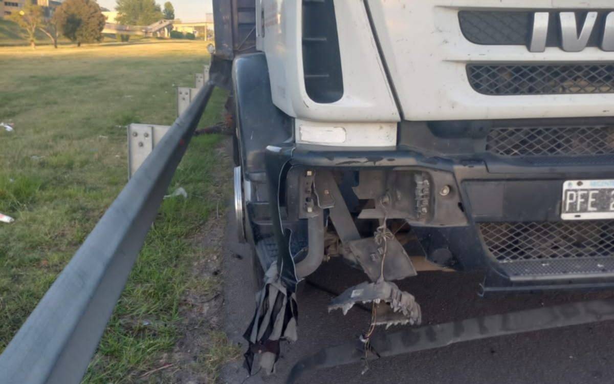 Cambiaba un neumático del auto, lo embistió un camión y murió en la Autopista del Oeste