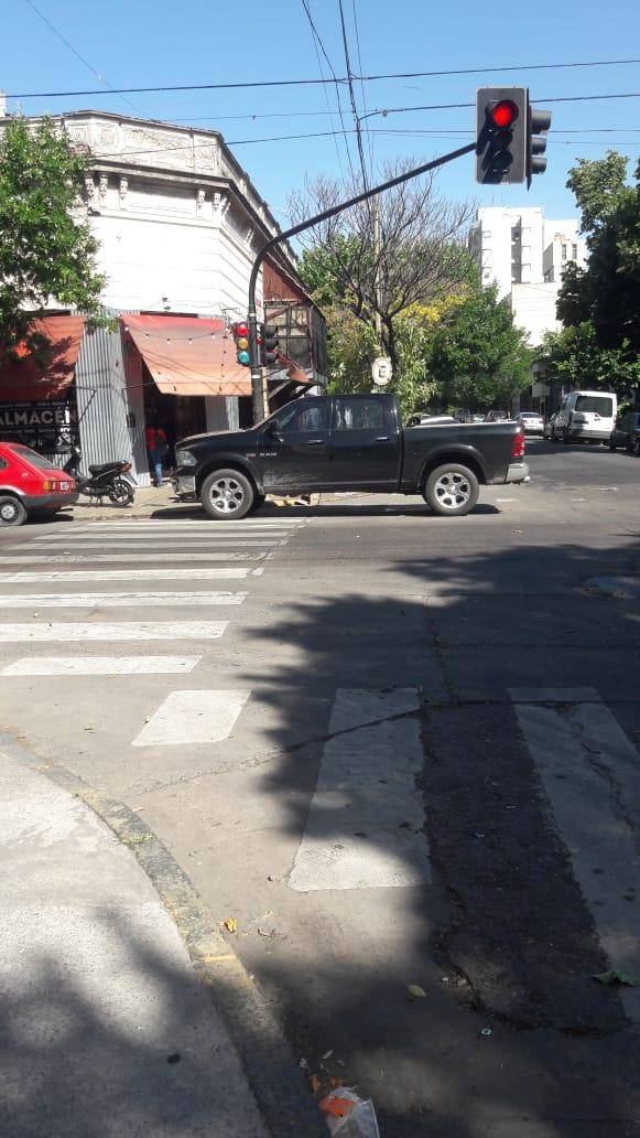 Quejas en 3 y 42 por el mal estacionamiento