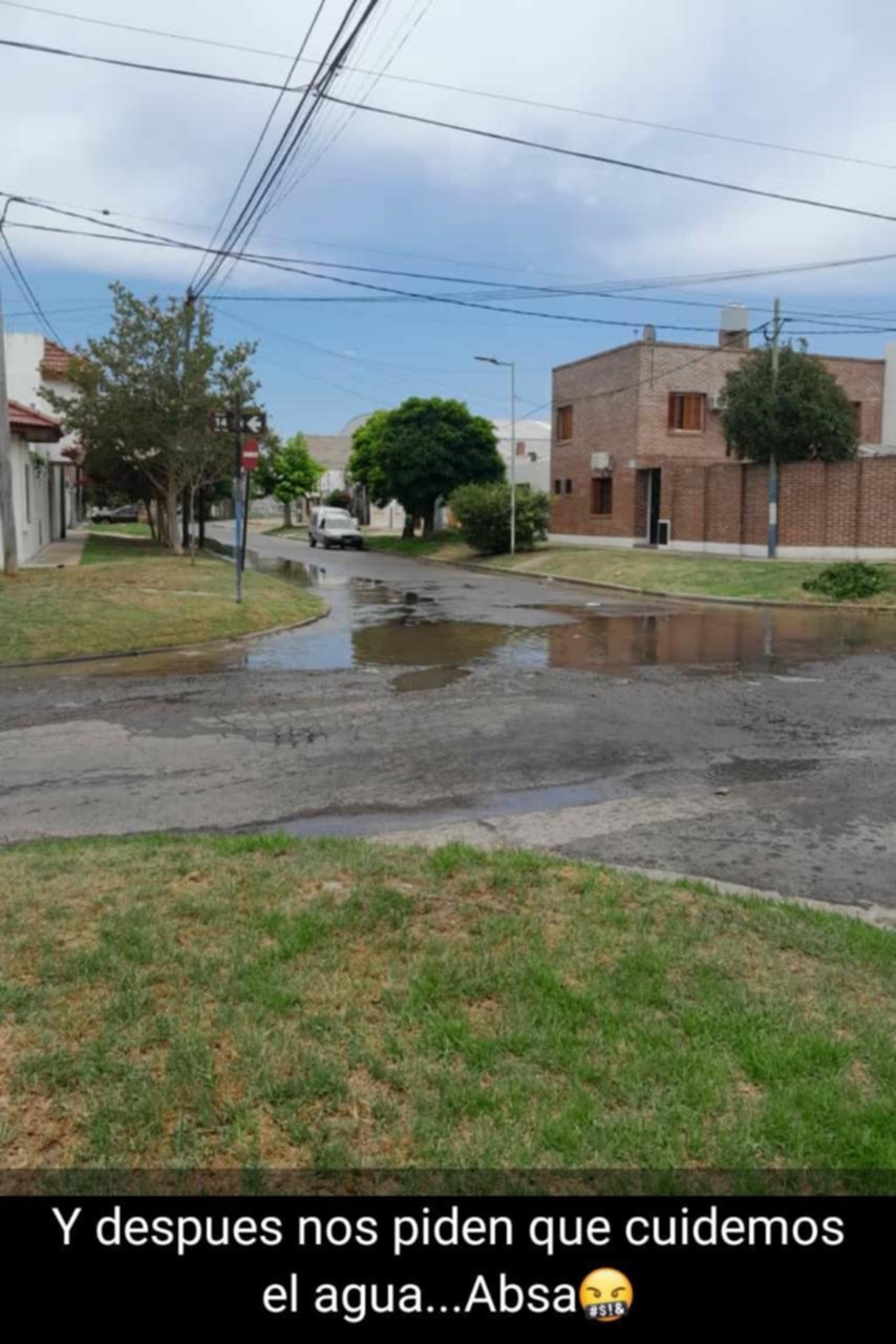 Cañería rota en 14 y 73 desata reclamos vecinales