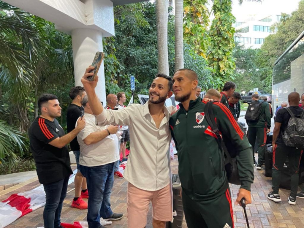 River con el plantel en Miami, y atento a los millones de Enzo