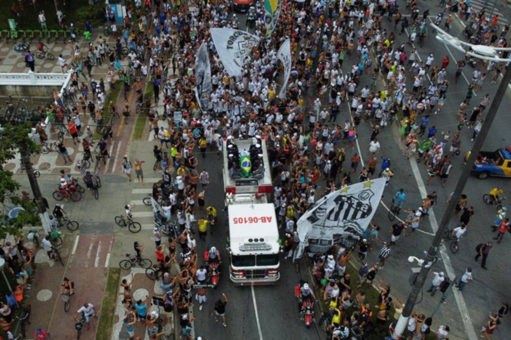 Sepultaron los restos de Pelé tras un velorio que movilizó a 250 mil personas