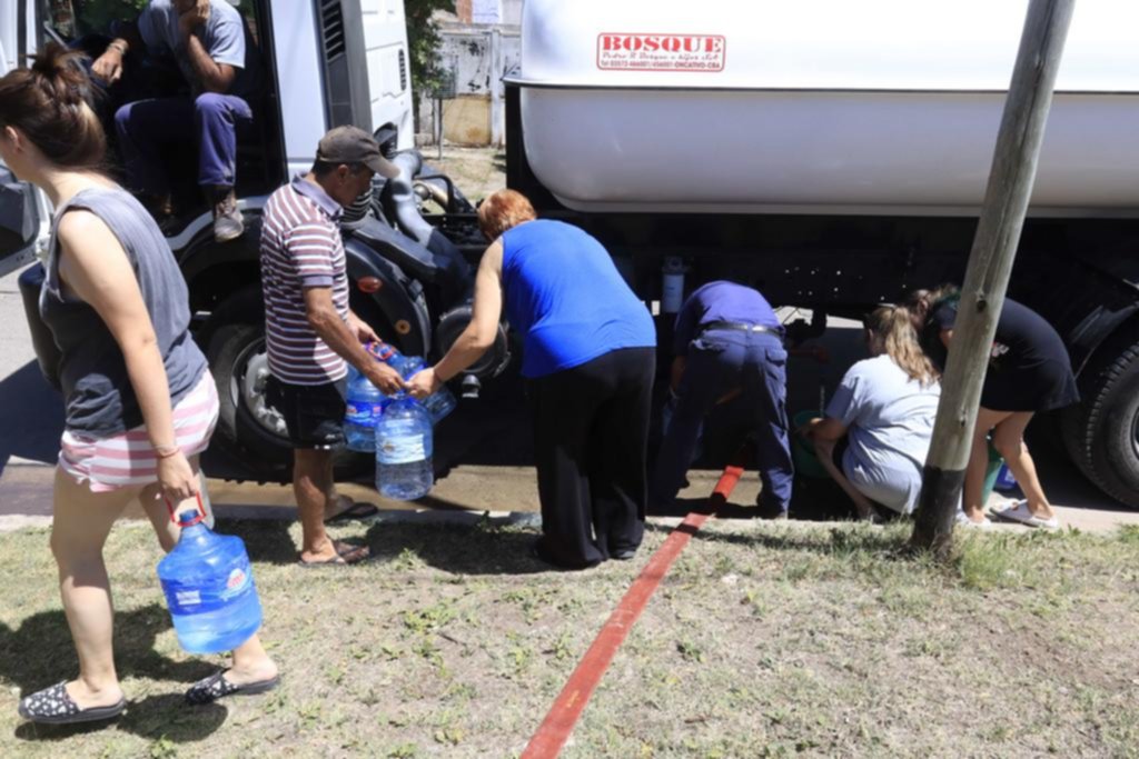 En un amplio sector de Los Hornos se valen de “aguateros” para lo esencial