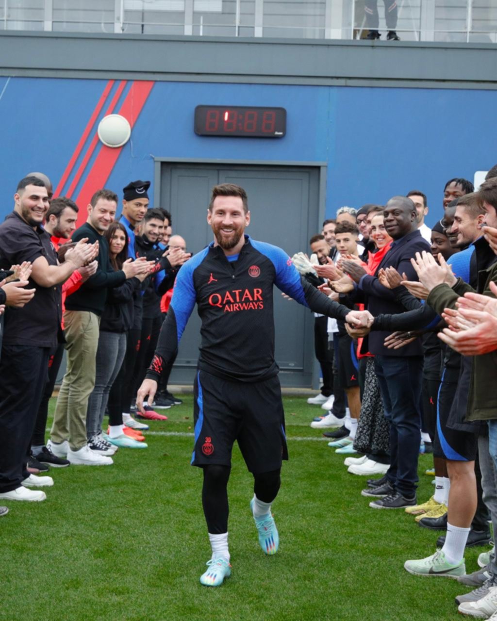 VIDEO. Messi y un recibimiento a su altura en PSG: pasillo, placa y el premio al mejor del año