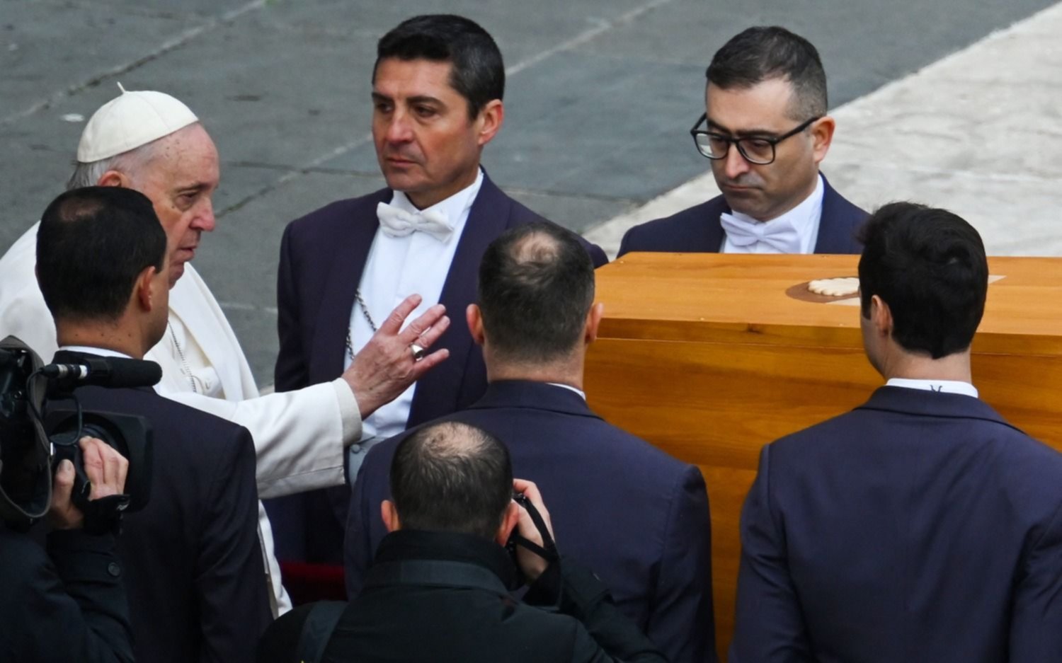 Ante más de 50 mil fieles, el papa Francisco despidió a Benedicto XVI