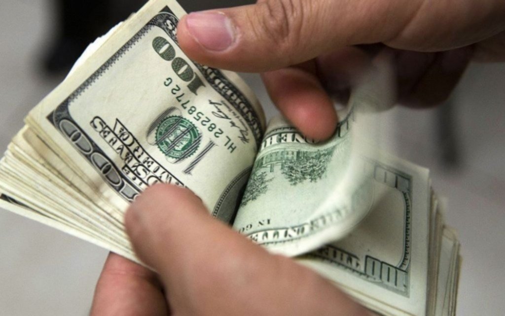 El dólar blue quiebra la tendencia de la semana y se acerca a los $350