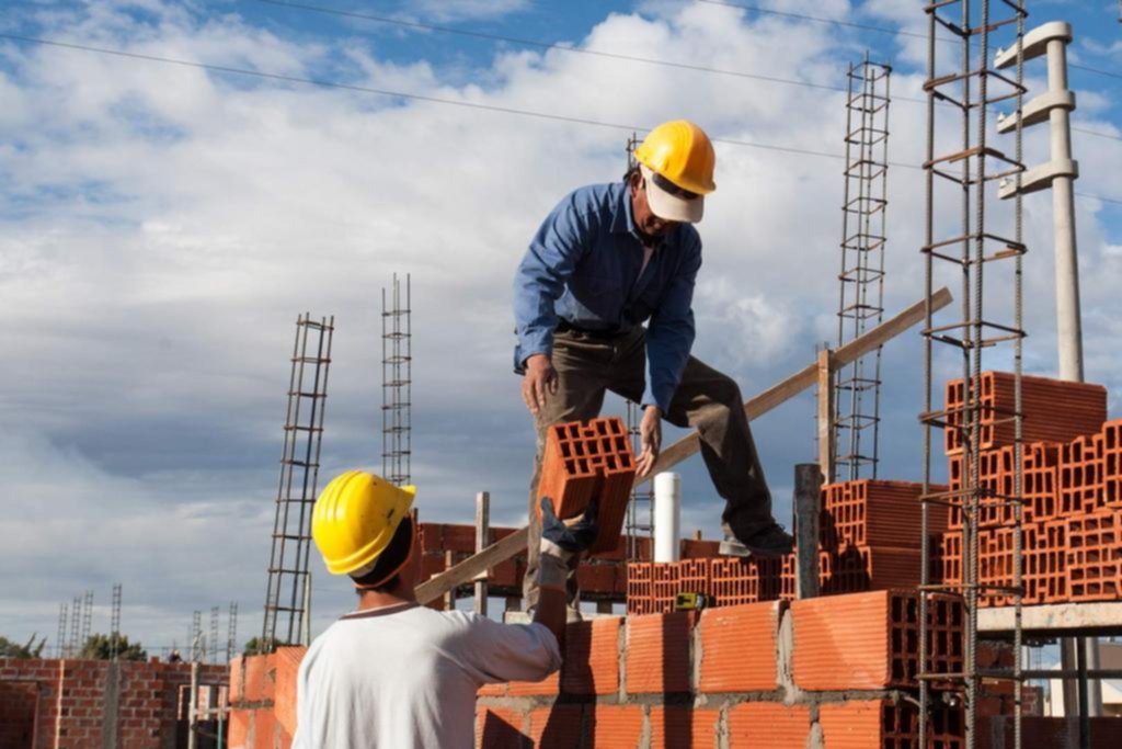 La construcción, en caída, y leve suba de la industria