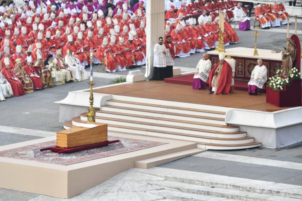 Adiós final a Benedicto: ya descansa en paz en el Vaticano